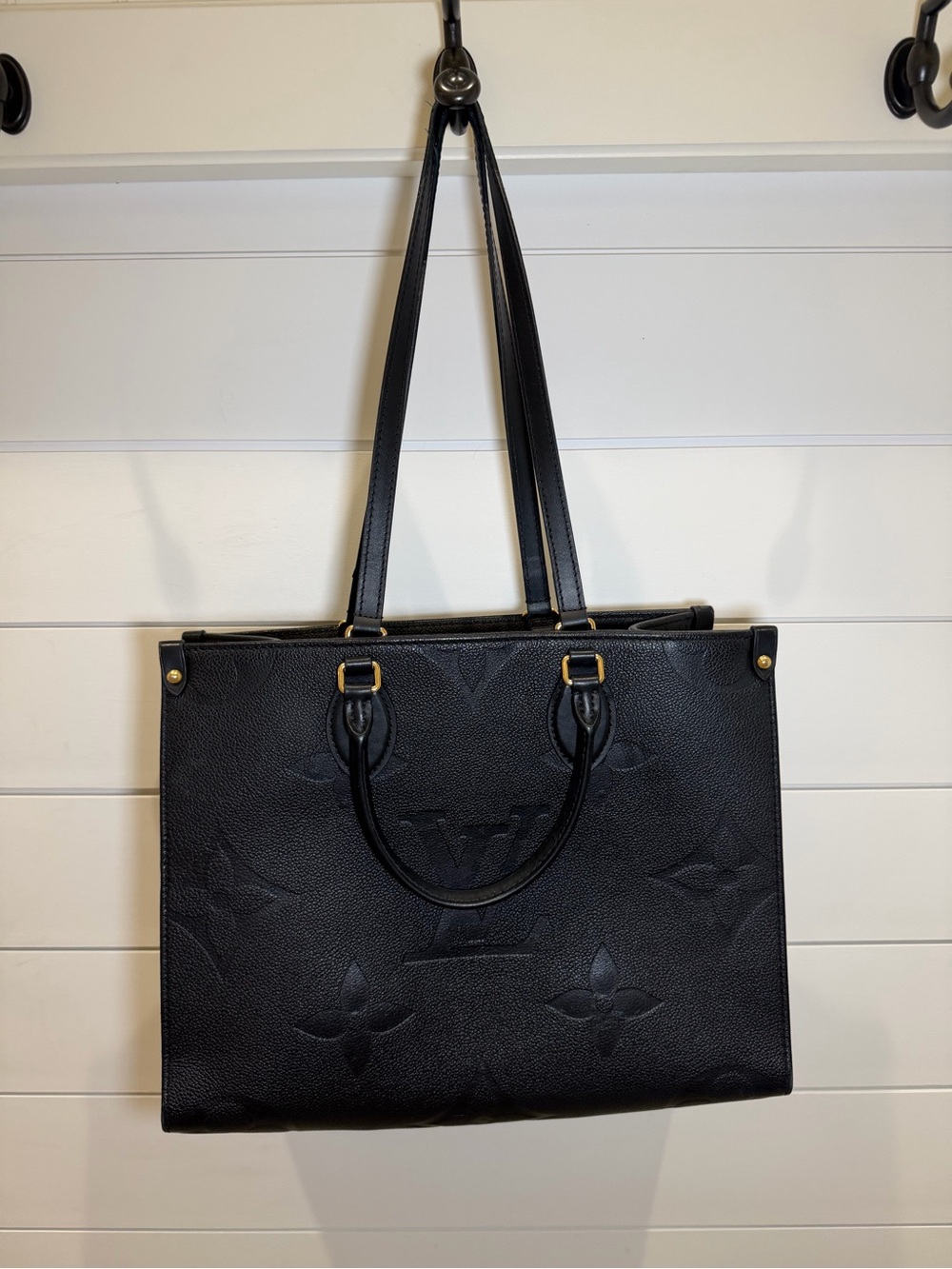Louis Vuitton On The Go MM Black Embossed Leather Tote! IN VERY GOOD CONDITION